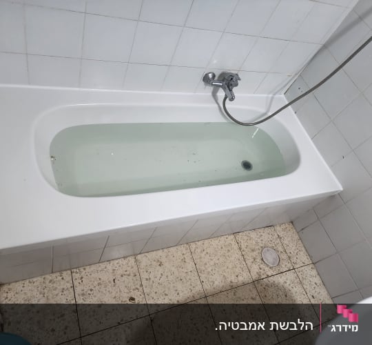 אמבטיה עם מים ורצפת אריחים